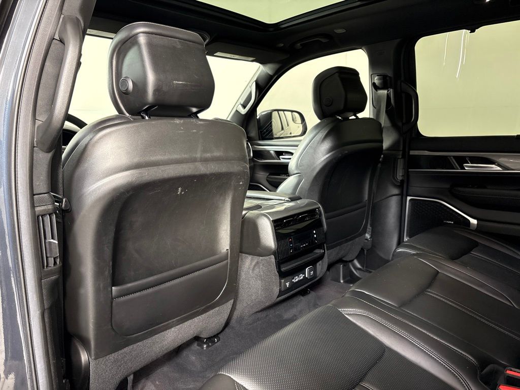 Thumbnail: 2022 Jeep Wagoneer - 10