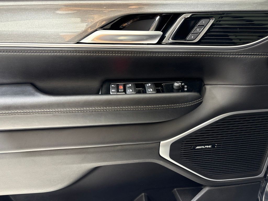 Thumbnail: 2022 Jeep Wagoneer - 22