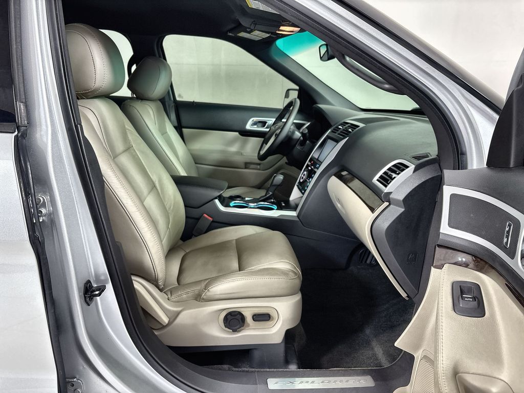 Thumbnail: 2015 Ford Explorer - 11