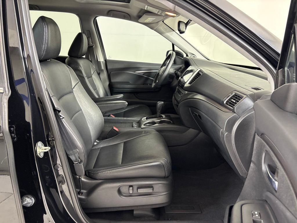 Thumbnail: 2017 Honda Pilot - 10