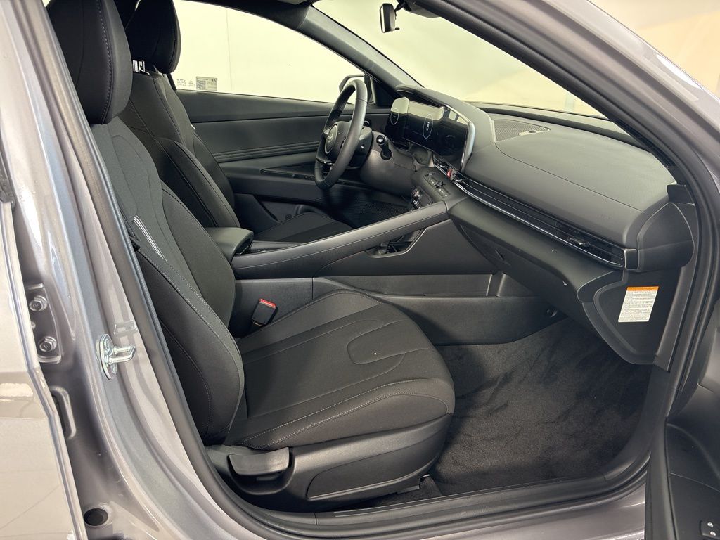 2025 Hyundai Elantra Blue - Photo 9