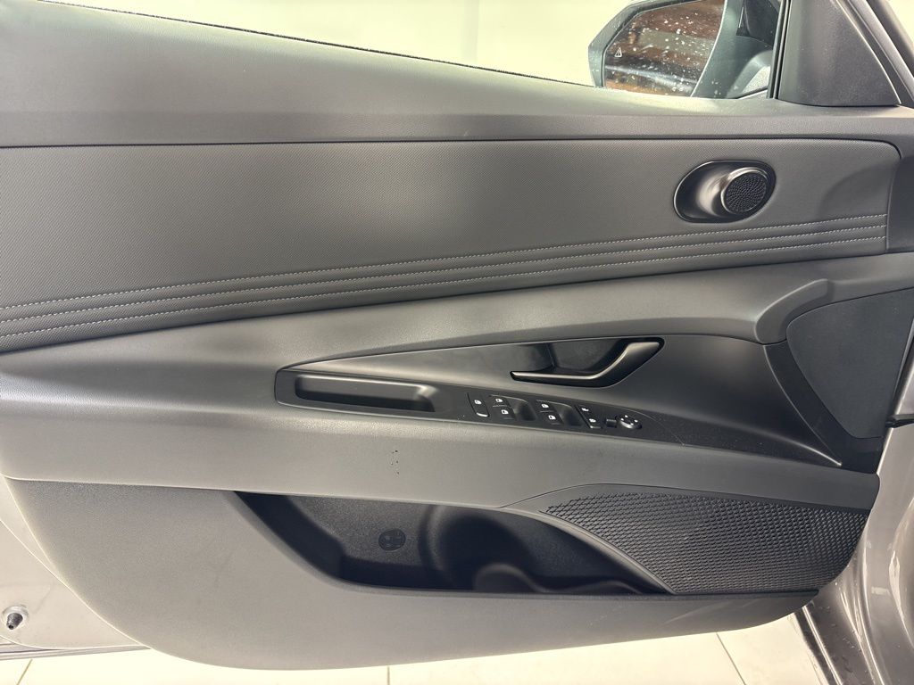 2025 Hyundai Elantra Blue - Photo 23
