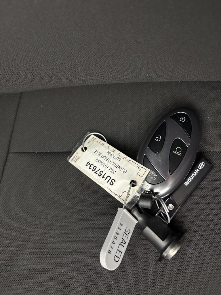 Thumbnail: 2025 Hyundai Elantra - 17