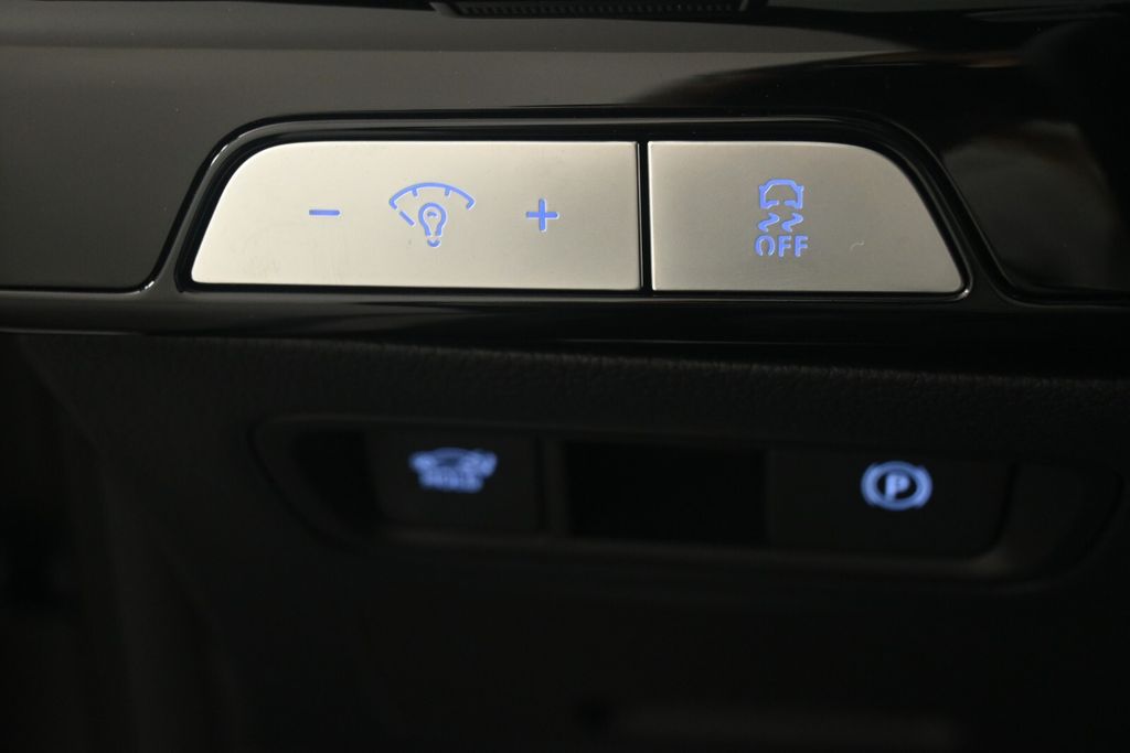 Thumbnail: 2025 Genesis G80 - 19