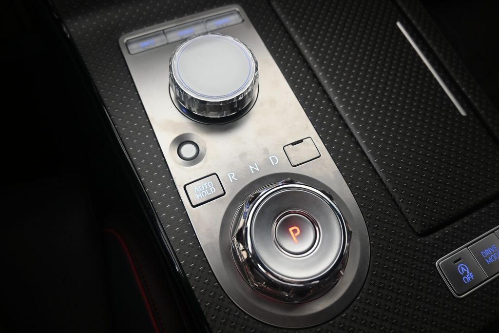 Thumbnail: 2025 Genesis G80 - 25