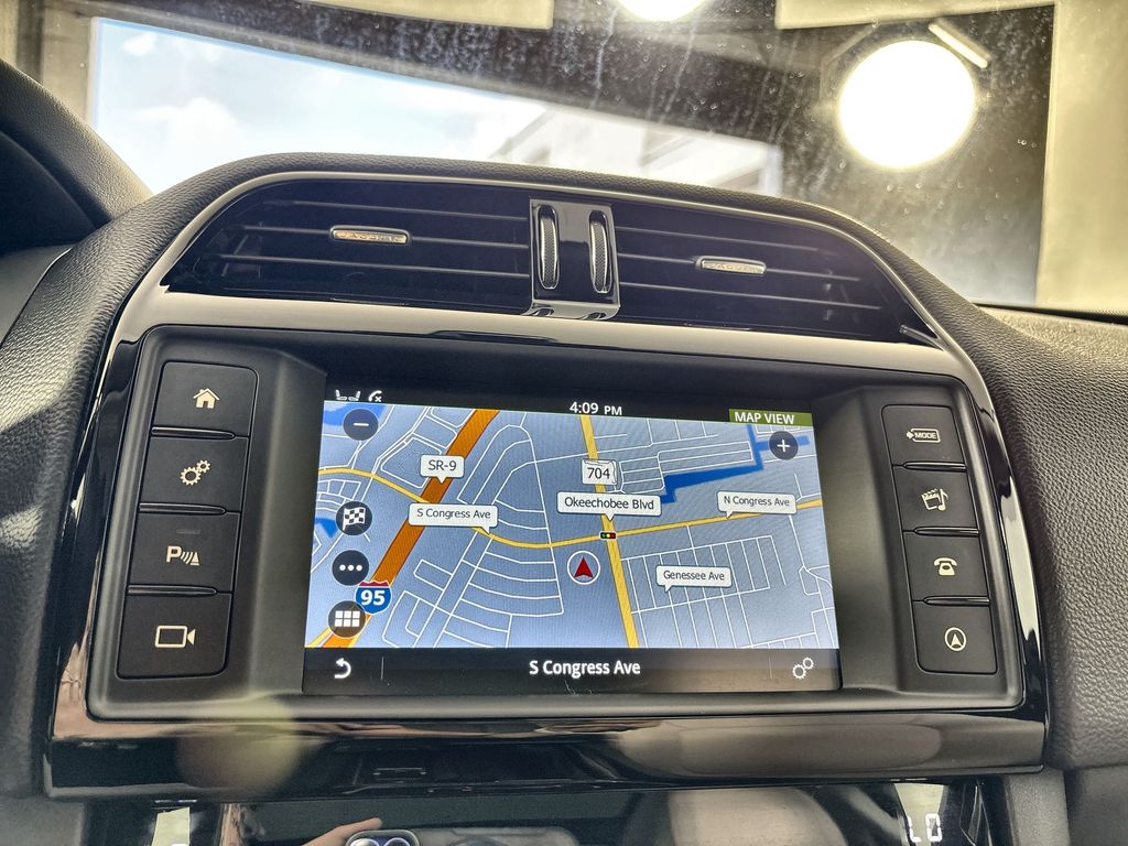 Thumbnail: 2018 Jaguar F-Pace - 26