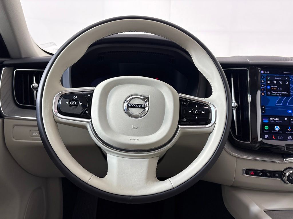 Thumbnail: 2023 Volvo XC60 - 12