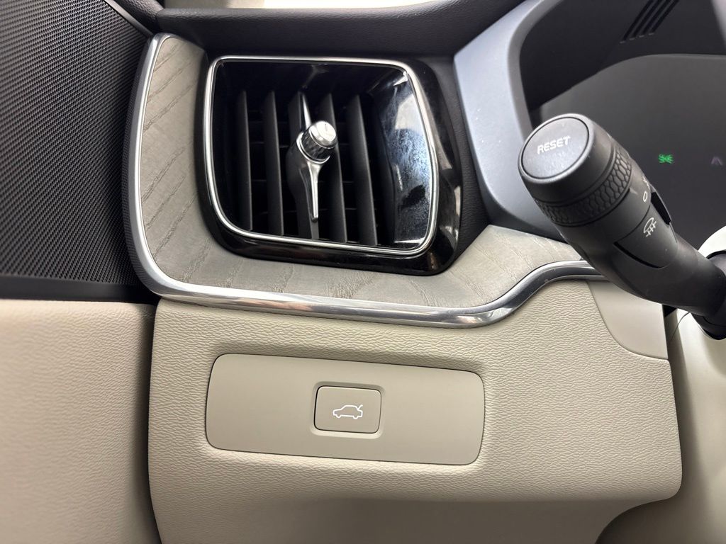 Thumbnail: 2023 Volvo XC60 - 36