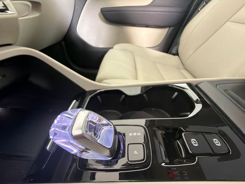Thumbnail: 2024 Volvo XC40 - 14