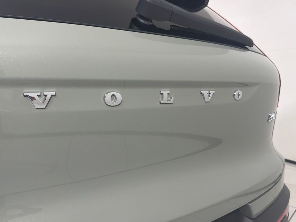 Thumbnail: 2024 Volvo XC40 - 7