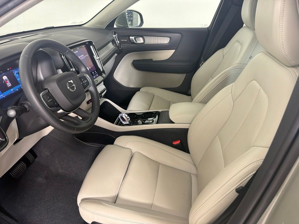 Thumbnail: 2024 Volvo XC40 - 10