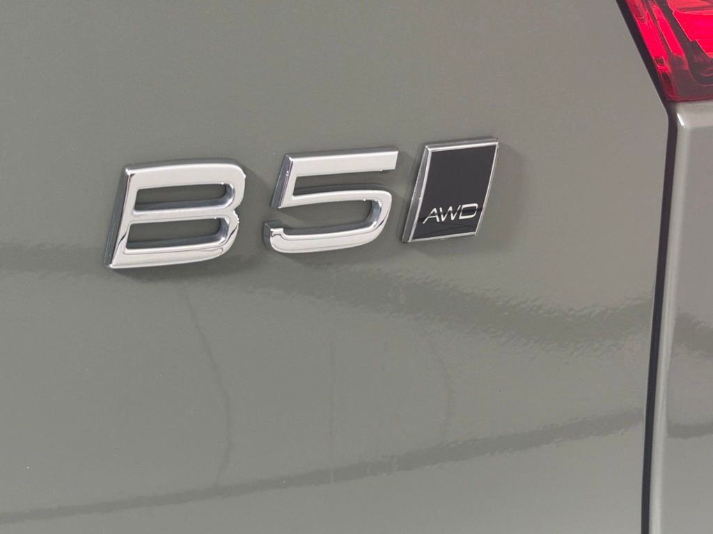 Thumbnail: 2024 Volvo XC40 - 23