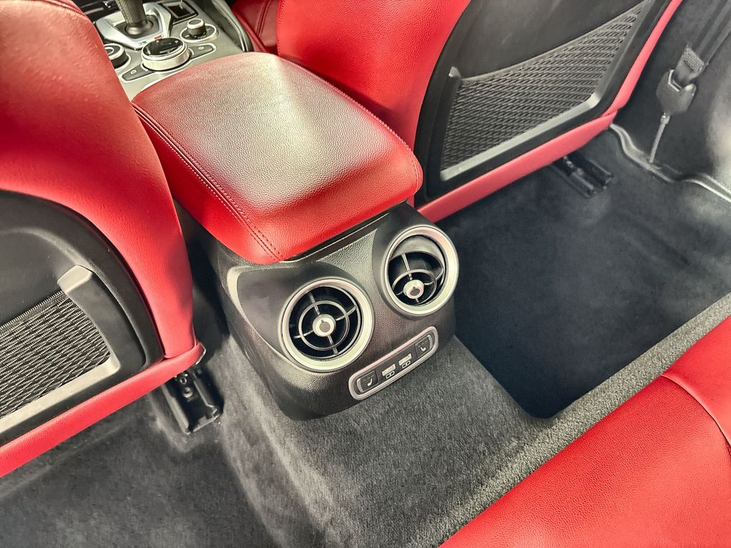 Thumbnail: 2022 Alfa Romeo Giulia - 6