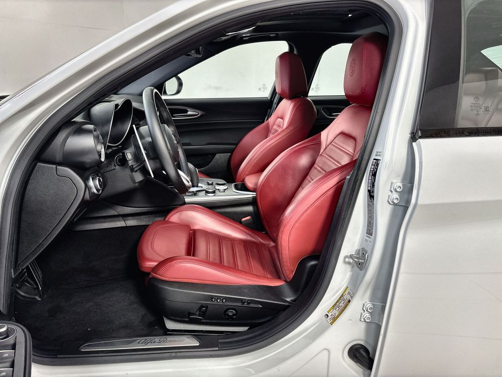 Thumbnail: 2022 Alfa Romeo Giulia - 9