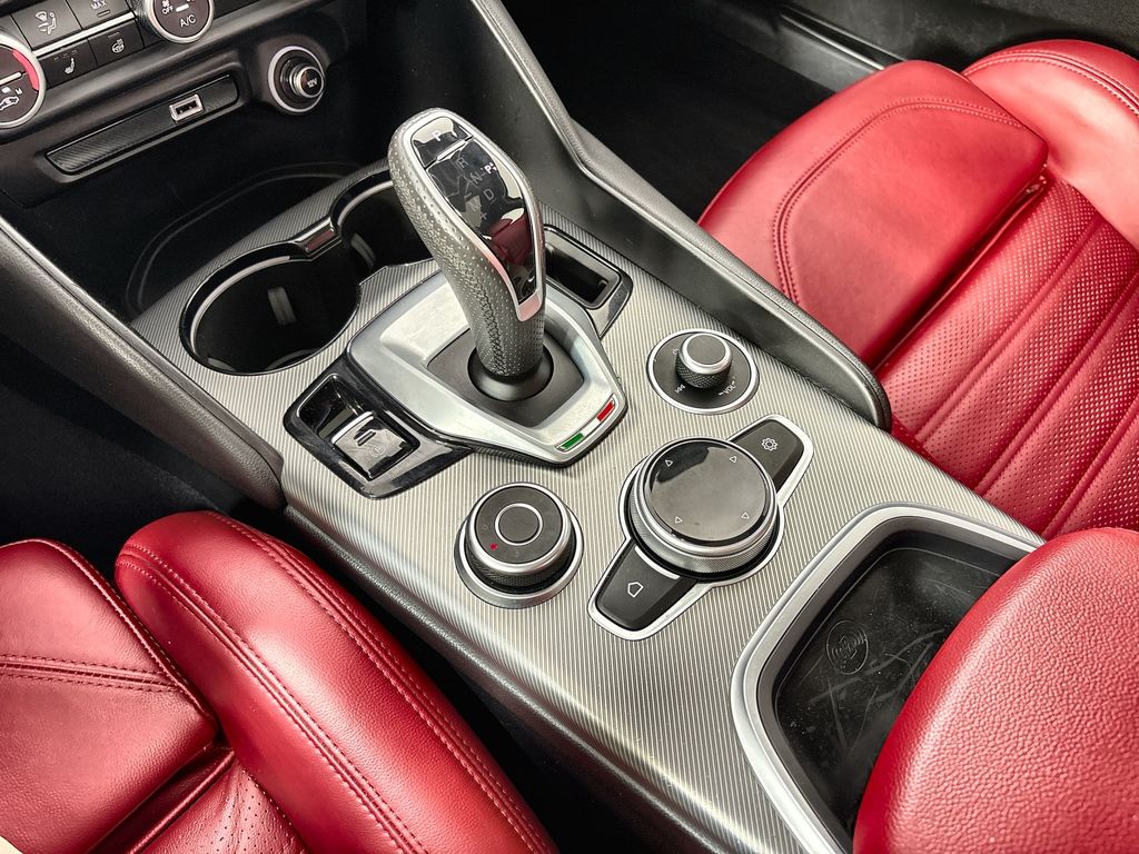 Thumbnail: 2022 Alfa Romeo Giulia - 13