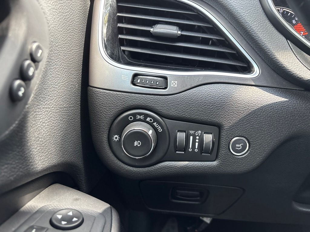 Thumbnail: 2019 Jeep Cherokee - 35