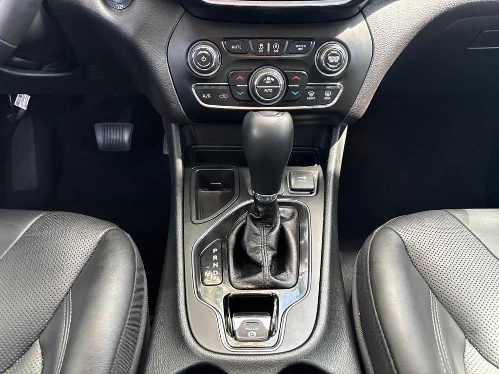 Thumbnail: 2019 Jeep Cherokee - 16