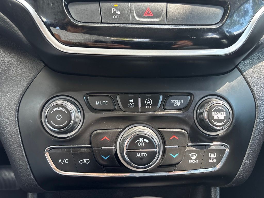 Thumbnail: 2019 Jeep Cherokee - 33