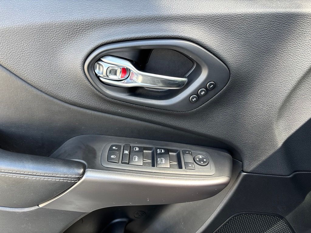 Thumbnail: 2019 Jeep Cherokee - 25