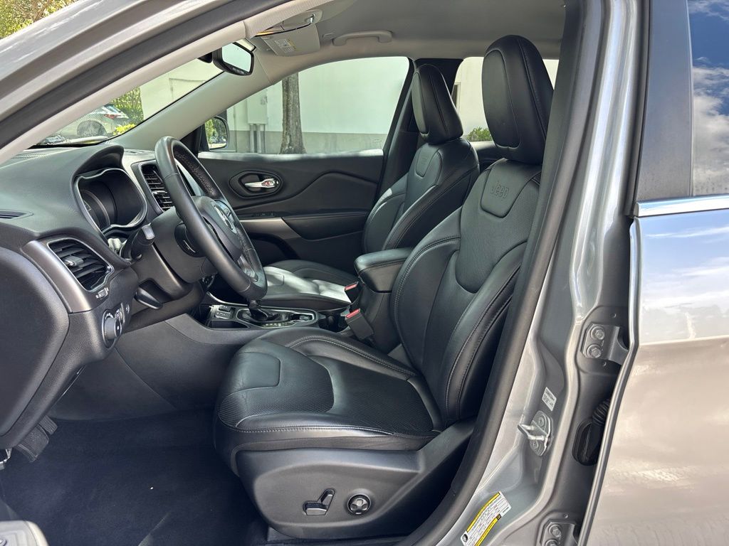 Thumbnail: 2019 Jeep Cherokee - 11