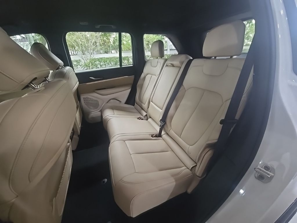 Thumbnail: 2023 Jeep Grand Cherokee - 33