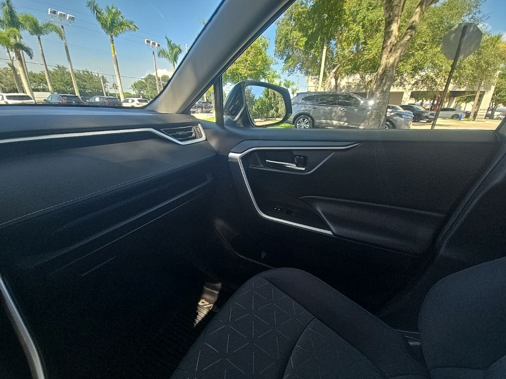 Thumbnail: 2020 Toyota RAV4 - 32