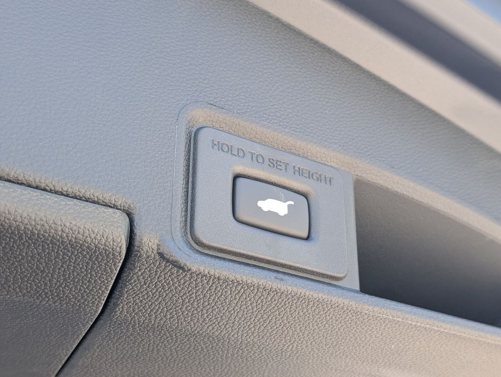 Thumbnail: 2025 Acura RDX - 25