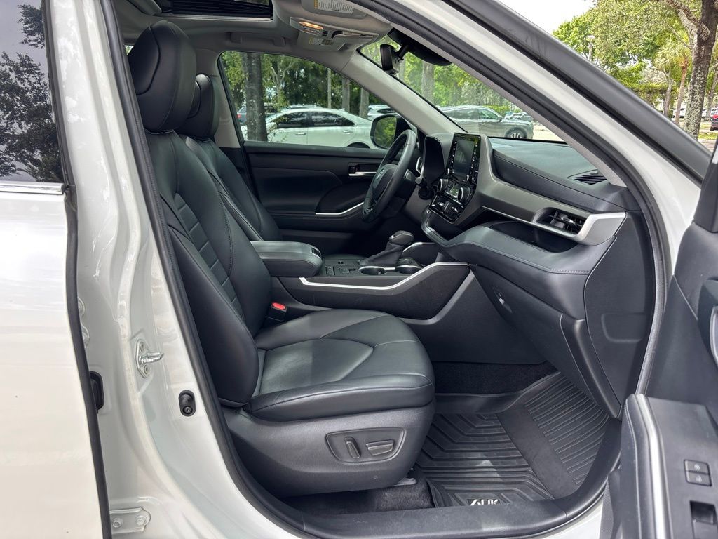 Thumbnail: 2020 Toyota Highlander - 10