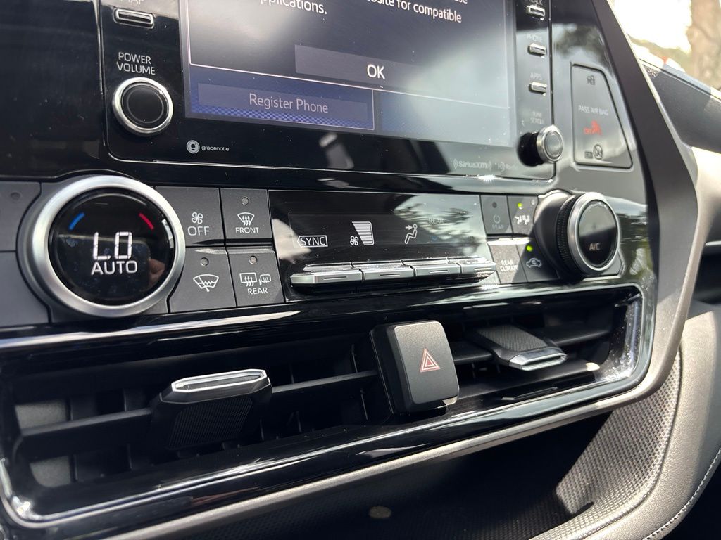 Thumbnail: 2020 Toyota Highlander - 32