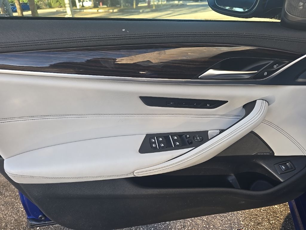 Thumbnail: 2022 BMW M5 - 22