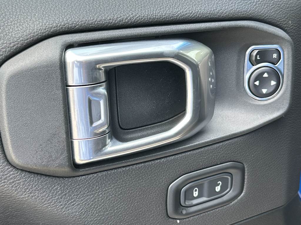 Thumbnail: 2021 Jeep Gladiator - 17