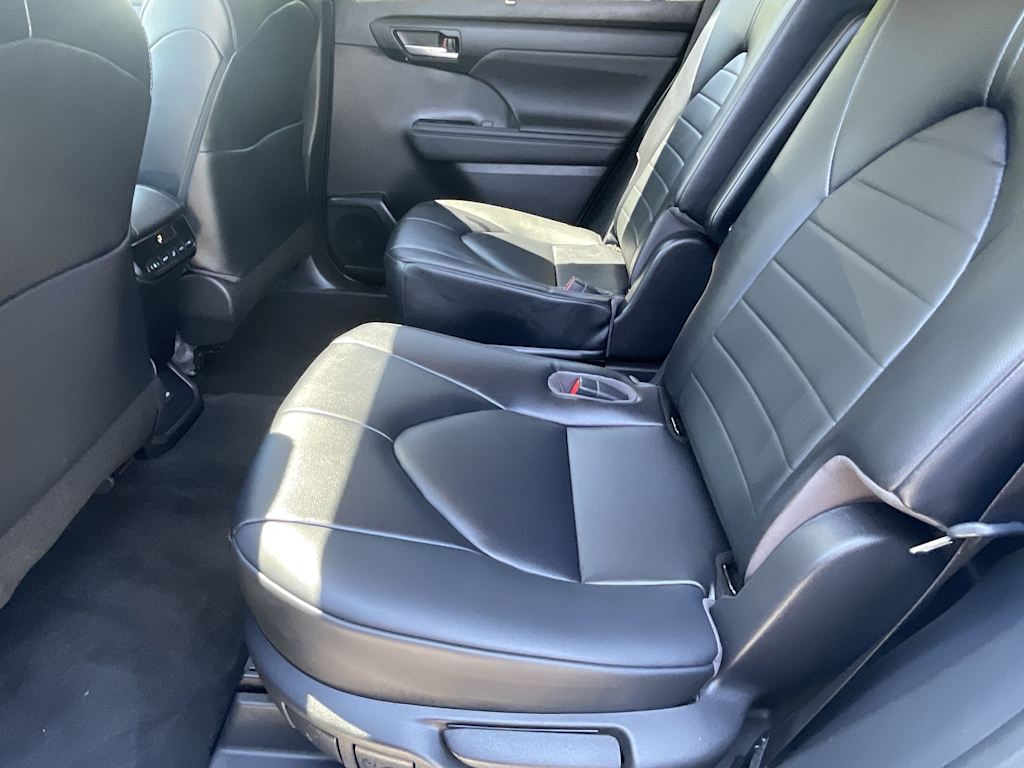 Thumbnail: 2023 Toyota Highlander - 9