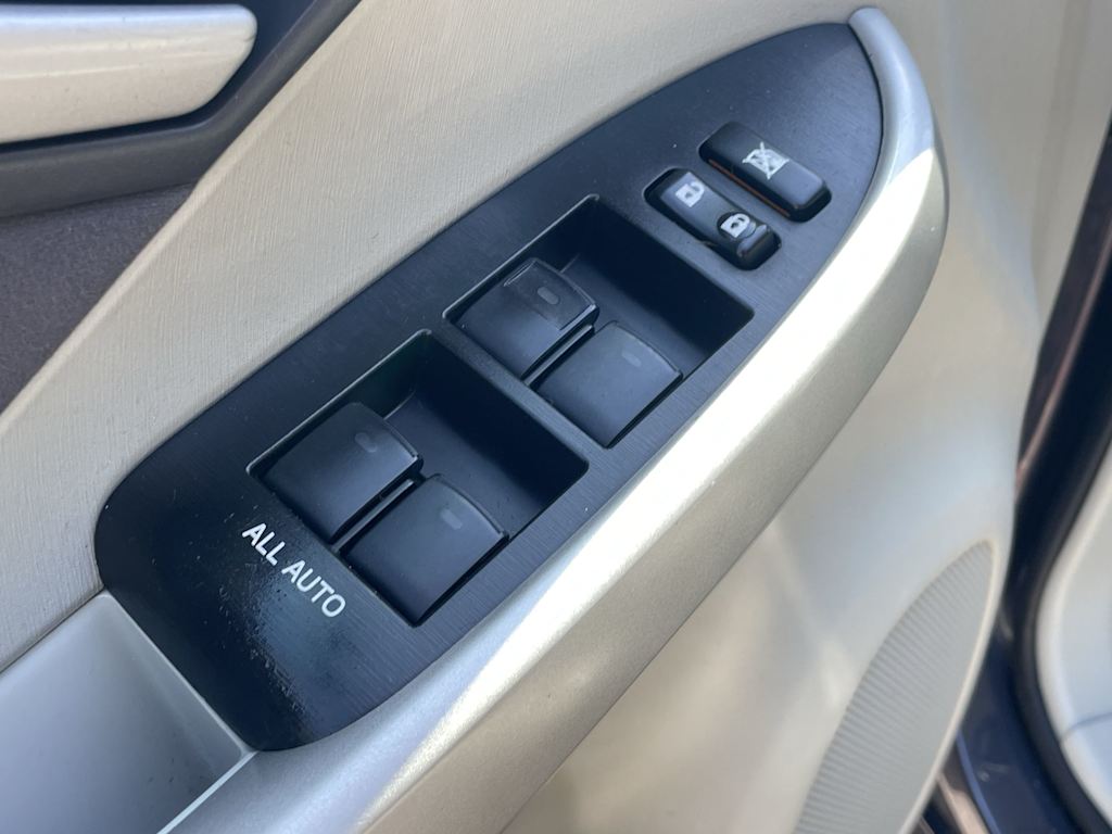 Thumbnail: 2011 Toyota Prius - 15