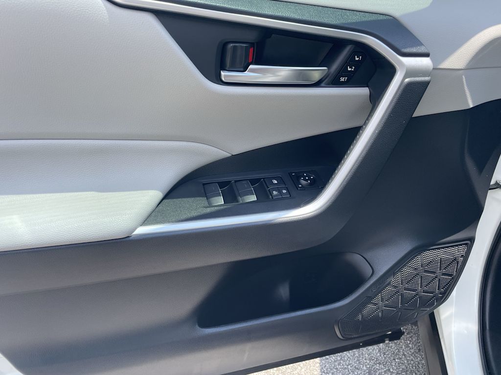 Thumbnail: 2022 Toyota RAV4 - 17