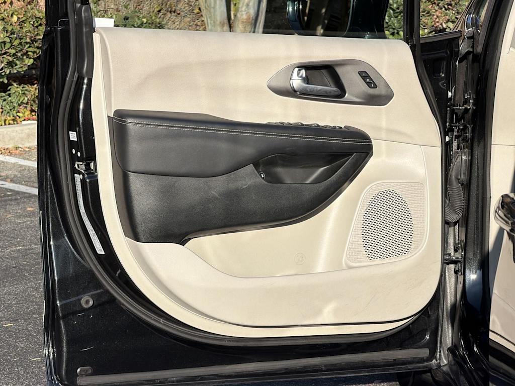 Thumbnail: 2024 Chrysler Pacifica - 32