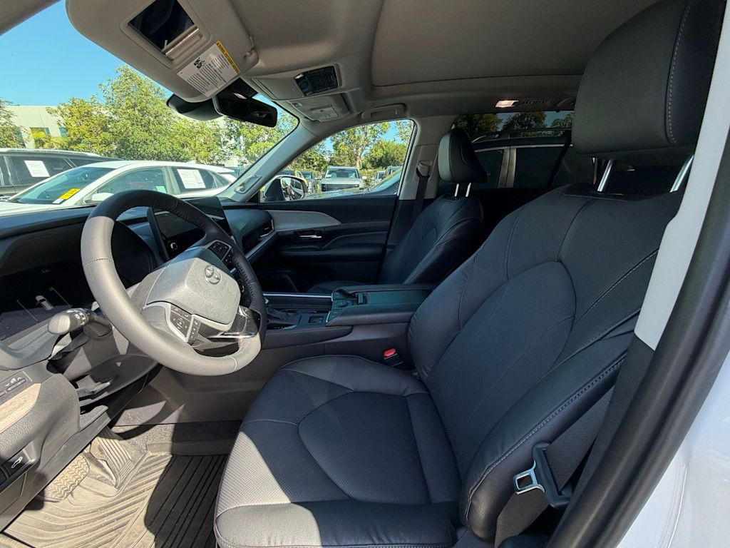 Thumbnail: 2024 Toyota Grand Highlander - 4
