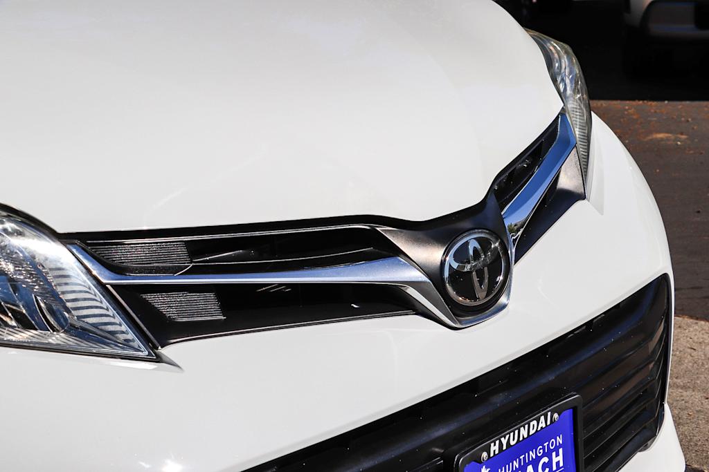 Thumbnail: 2018 Toyota Sienna - 18