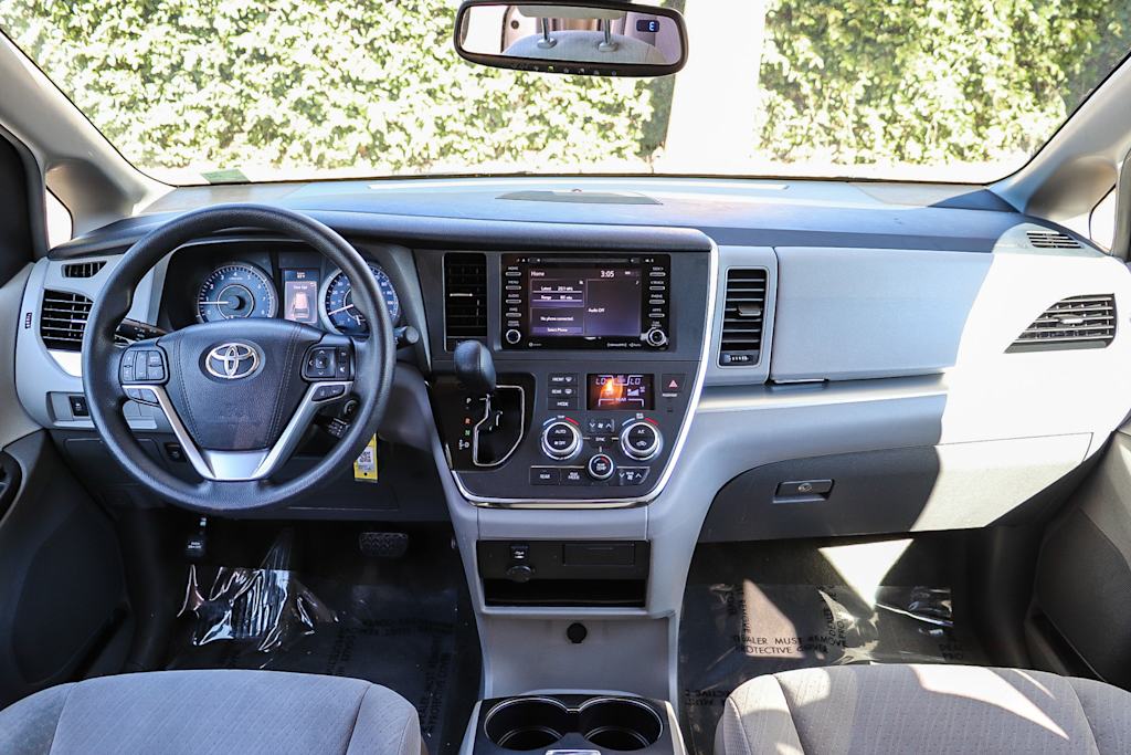 Thumbnail: 2018 Toyota Sienna - 2
