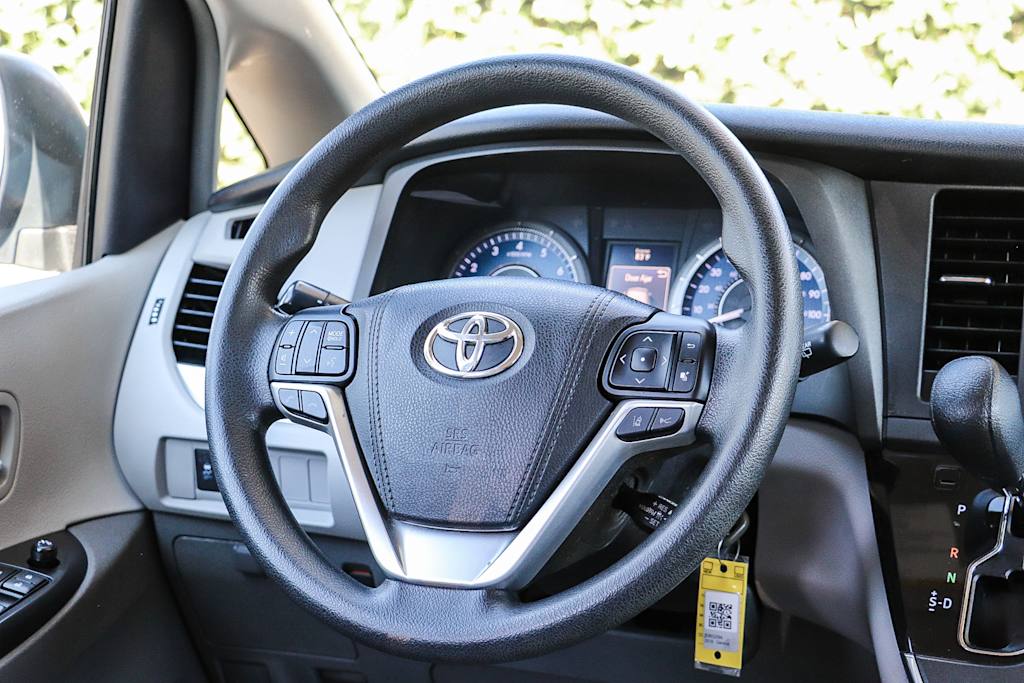 Thumbnail: 2018 Toyota Sienna - 8