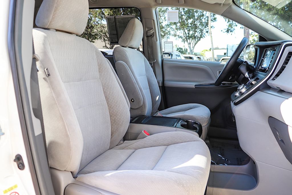 Thumbnail: 2018 Toyota Sienna - 9