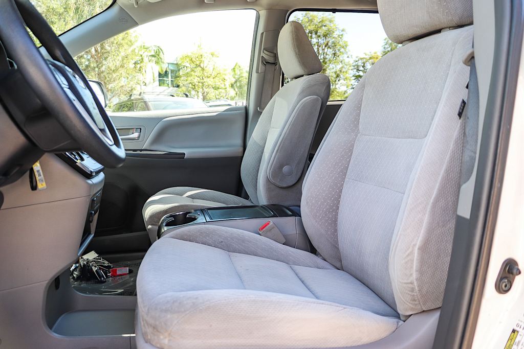 Thumbnail: 2018 Toyota Sienna - 10