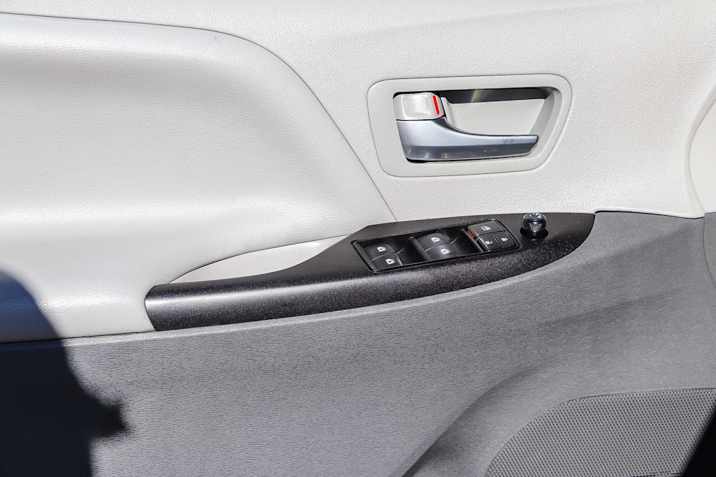 Thumbnail: 2018 Toyota Sienna - 27