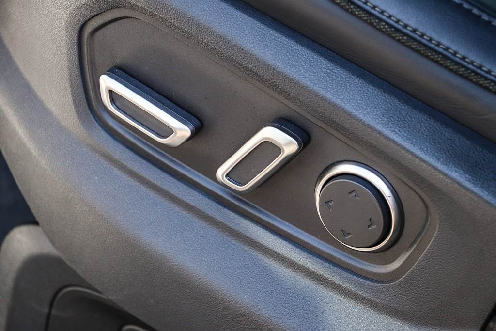 Thumbnail: 2025 Rivian R1S - 6