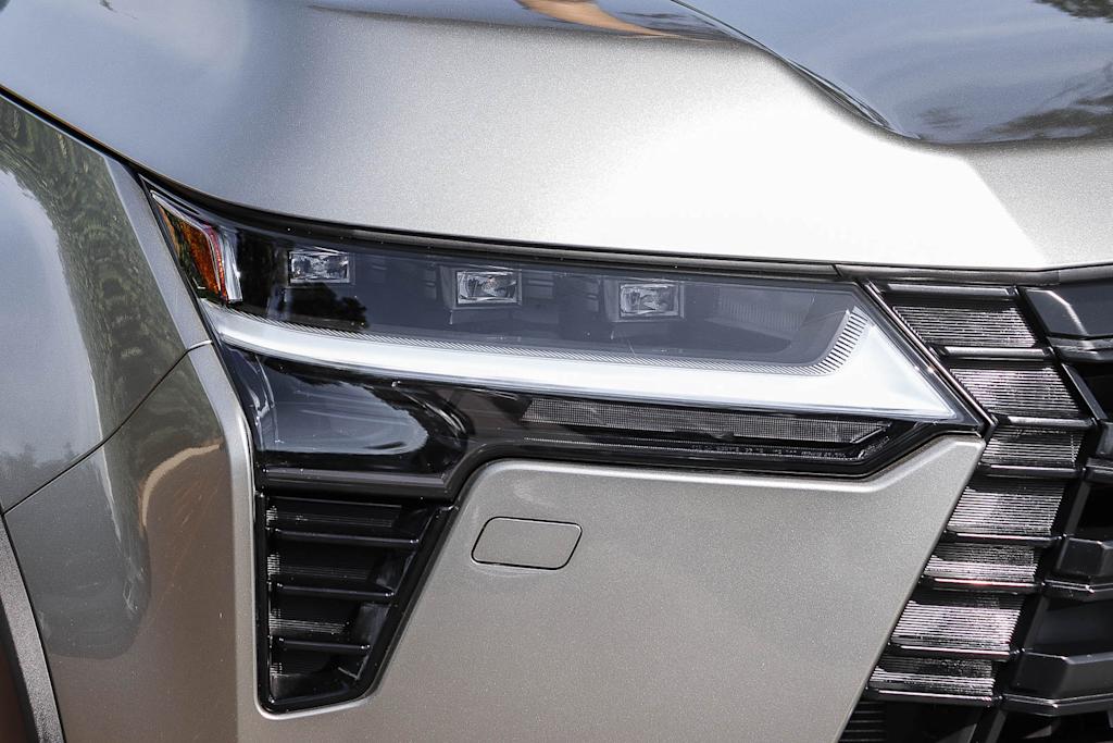 Thumbnail: 2025 Lexus ES - 19