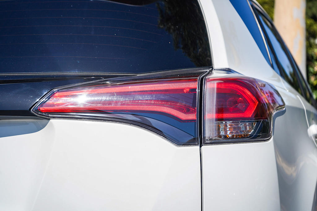 Thumbnail: 2018 Toyota RAV4 - 21