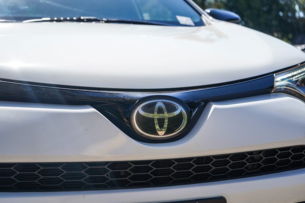 Thumbnail: 2018 Toyota RAV4 - 6
