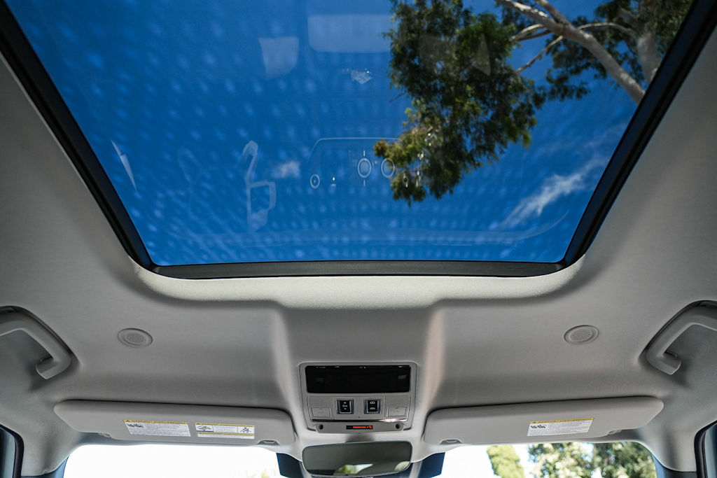 Thumbnail: 2023 Land Rover Defender - 22