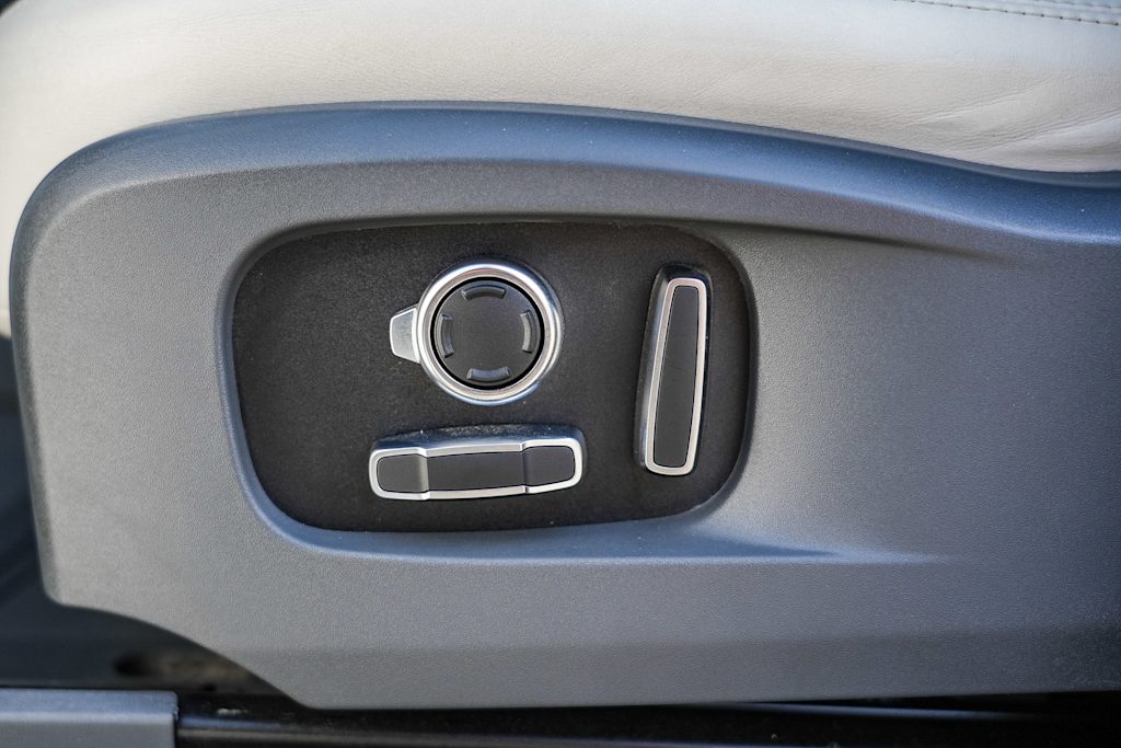 Thumbnail: 2023 Land Rover Defender - 25