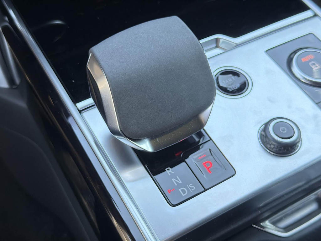 Thumbnail: 2023 Land Rover Range Rover - 15