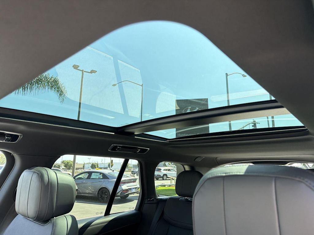 Thumbnail: 2023 Land Rover Range Rover - 22